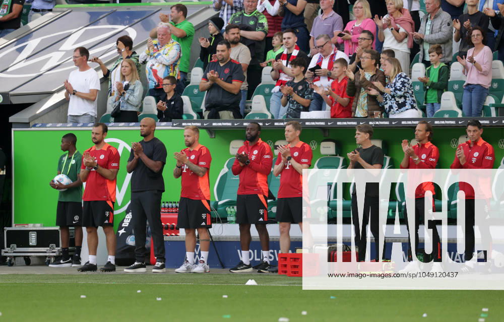 Head coach Vincent Kompany FC Bayern Muenchen during the minutes silence Football, Men, Season 2024 2025, 1 Liga, Bundesliga, Volkswagenarena, VfL Wolfsburg vs FC Bayern Muenchen DFL REGULATIONS PROHIBIT ANY USE OF PHOTOGRAPHS AS IMAGE SEQUENCES AND OR QUASI VIDEO