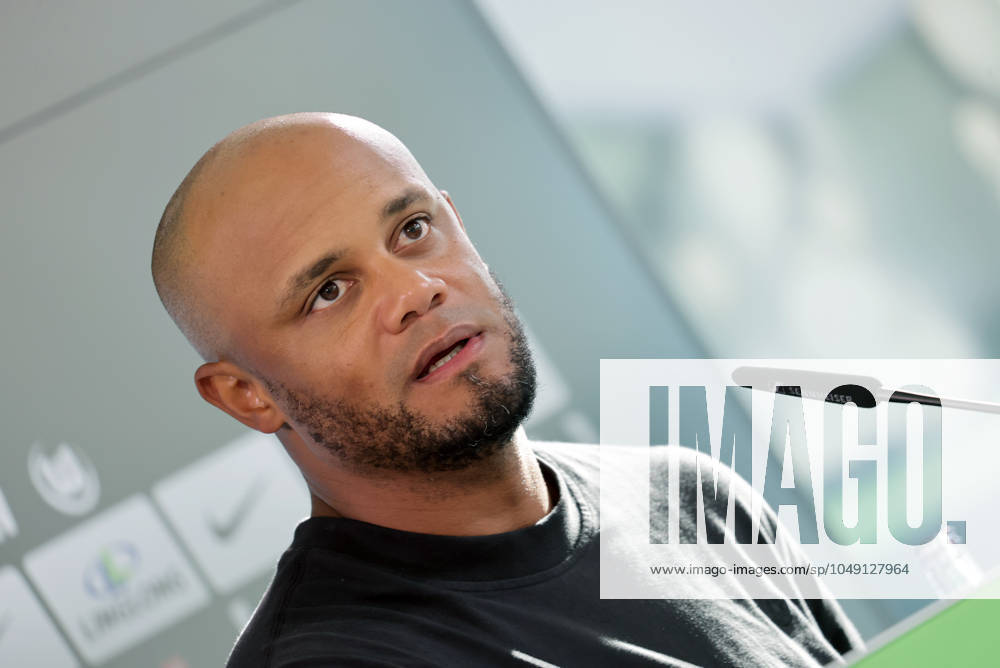 Head Coach Vincent Kompany FC Bayern Muenchen Football, Men, Season 2024 2025, 1 Liga, Bundesliga, Volkswagenarena, VfL Wolfsburg vs FC Bayern Muenchen, 2 3 DFL REGULATIONS PROHIBIT ANY USE OF PHOTOGRAPHS AS IMAGE SEQUENCES AND OR QUASI VIDEO