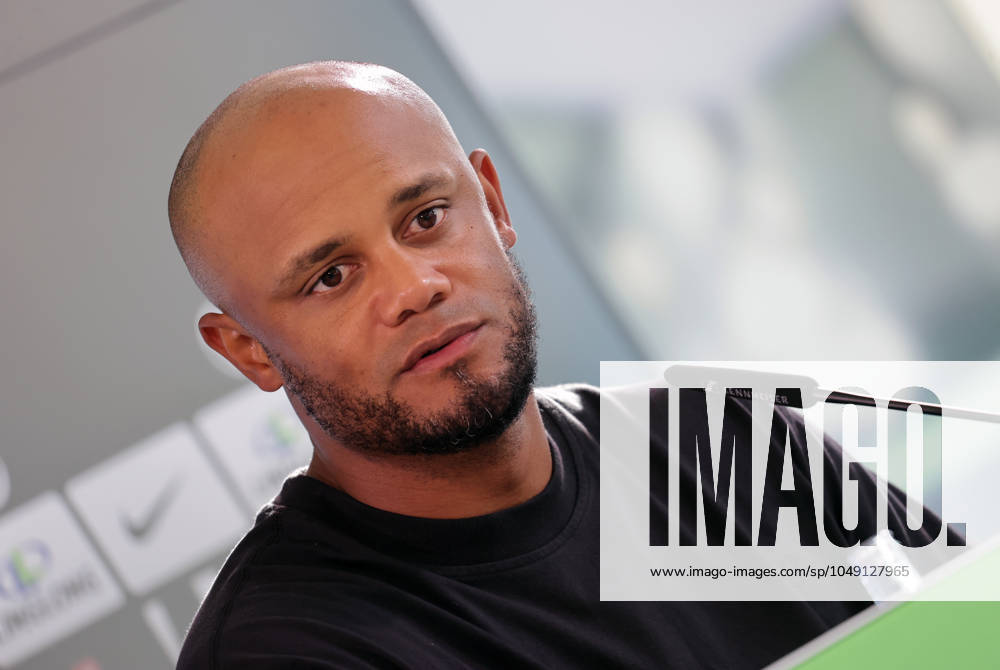 Head Coach Vincent Kompany FC Bayern Muenchen Football, Men, Season 2024 2025, 1 Liga, Bundesliga, Volkswagenarena, VfL Wolfsburg vs FC Bayern Muenchen, 2 3 DFL REGULATIONS PROHIBIT ANY USE OF PHOTOGRAPHS AS IMAGE SEQUENCES AND OR QUASI VIDEO