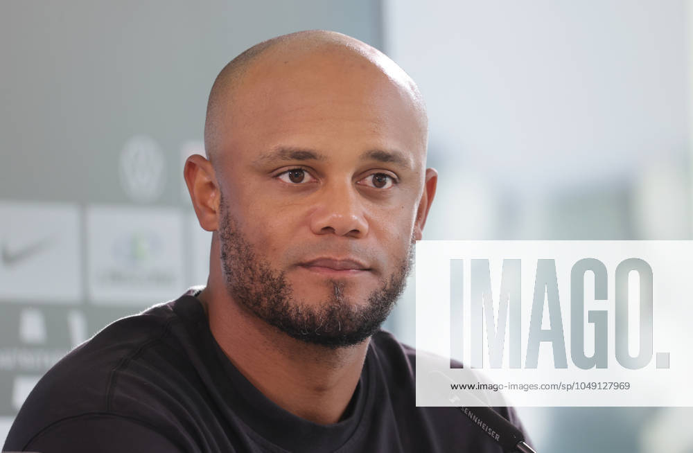 Head Coach Vincent Kompany FC Bayern Muenchen Football, Men, Season 2024 2025, 1 Liga, Bundesliga, Volkswagenarena, VfL Wolfsburg vs FC Bayern Muenchen, 2 3 DFL REGULATIONS PROHIBIT ANY USE OF PHOTOGRAPHS AS IMAGE SEQUENCES AND OR QUASI VIDEO