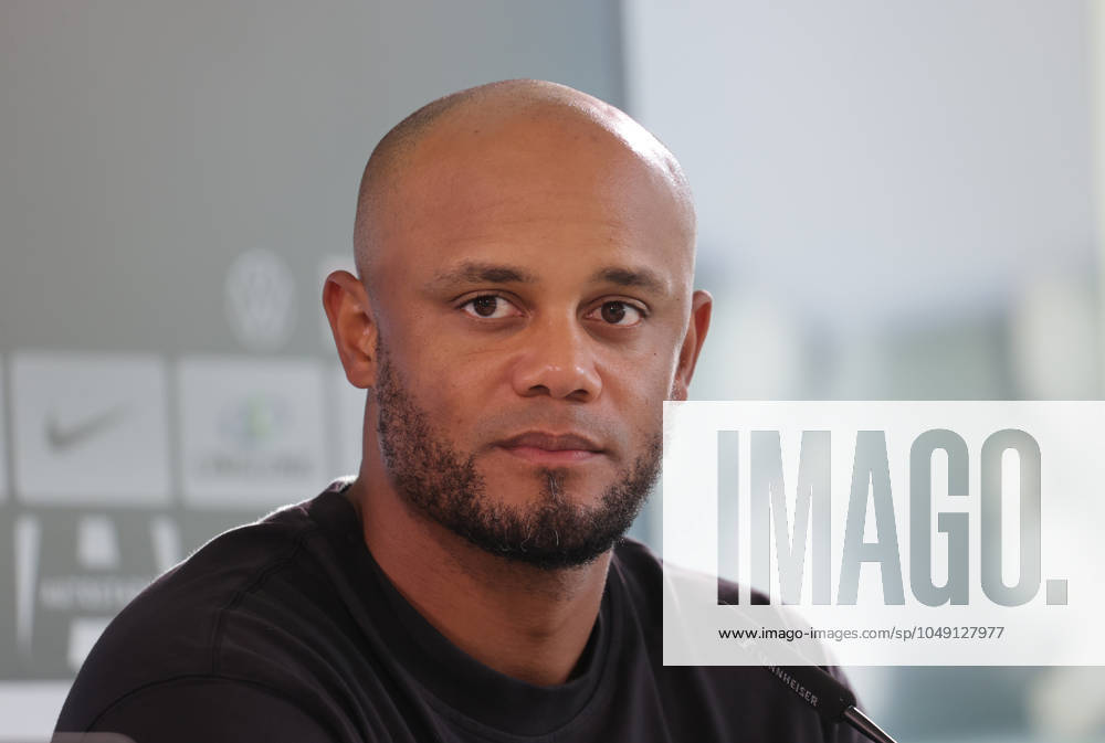 Head Coach Vincent Kompany FC Bayern Muenchen Football, Men, Season 2024 2025, 1 Liga, Bundesliga, Volkswagenarena, VfL Wolfsburg vs FC Bayern Muenchen, 2 3 DFL REGULATIONS PROHIBIT ANY USE OF PHOTOGRAPHS AS IMAGE SEQUENCES AND OR QUASI VIDEO