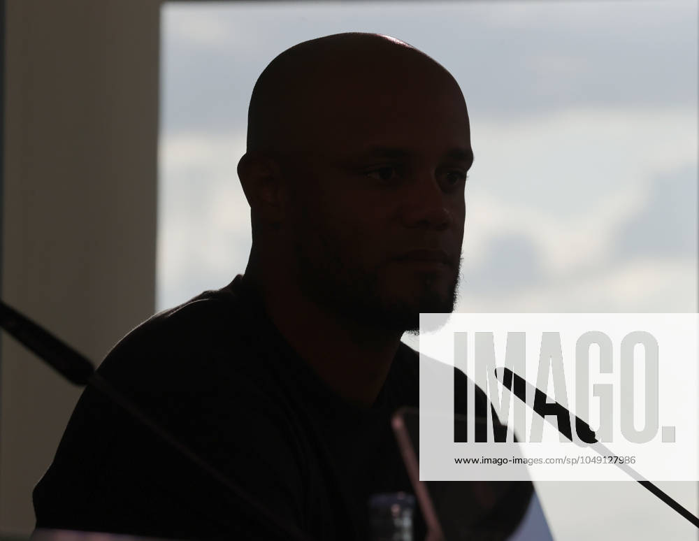 Head Coach Vincent Kompany FC Bayern Muenchen Football, Men, Season 2024 2025, 1 Liga, Bundesliga, Volkswagenarena, VfL Wolfsburg vs FC Bayern Muenchen, 2 3 DFL REGULATIONS PROHIBIT ANY USE OF PHOTOGRAPHS AS IMAGE SEQUENCES AND OR QUASI VIDEO