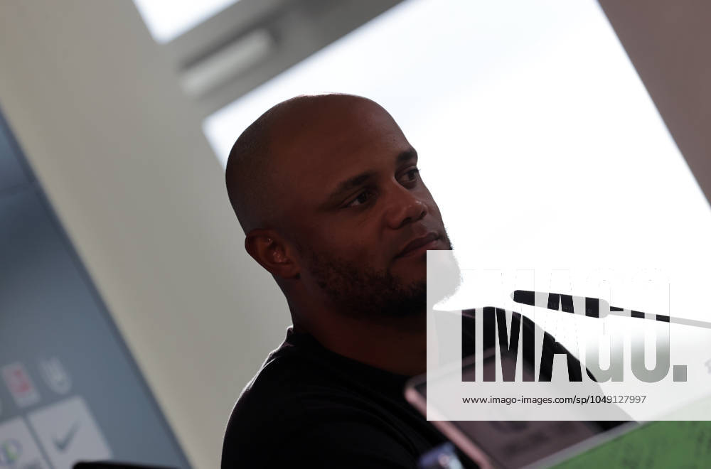 Head Coach Vincent Kompany FC Bayern Muenchen Football, Men, Season 2024 2025, 1 Liga, Bundesliga, Volkswagenarena, VfL Wolfsburg vs FC Bayern Muenchen, 2 3 DFL REGULATIONS PROHIBIT ANY USE OF PHOTOGRAPHS AS IMAGE SEQUENCES AND OR QUASI VIDEO