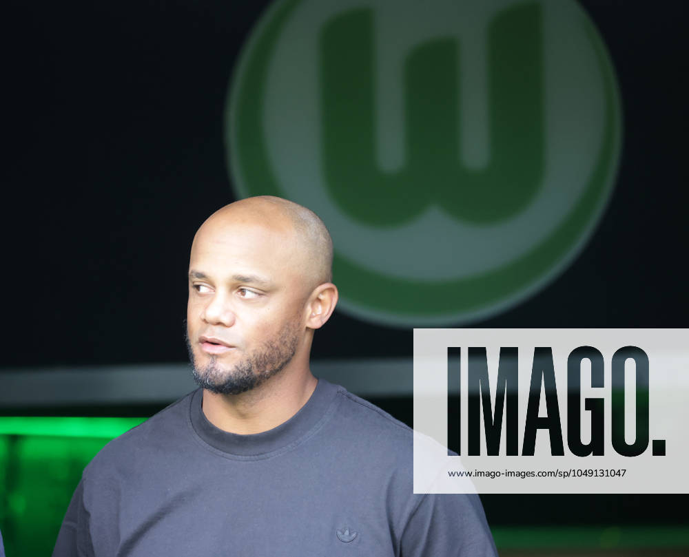 Head Coach Vincent Kompany FC Bayern Muenchen Football, Men, Season 2024 2025, 1 Liga, Bundesliga, Volkswagenarena, VfL Wolfsburg vs FC Bayern Muenchen, 2 3 DFL REGULATIONS PROHIBIT ANY USE OF PHOTOGRAPHS AS IMAGE SEQUENCES AND OR QUASI VIDEO