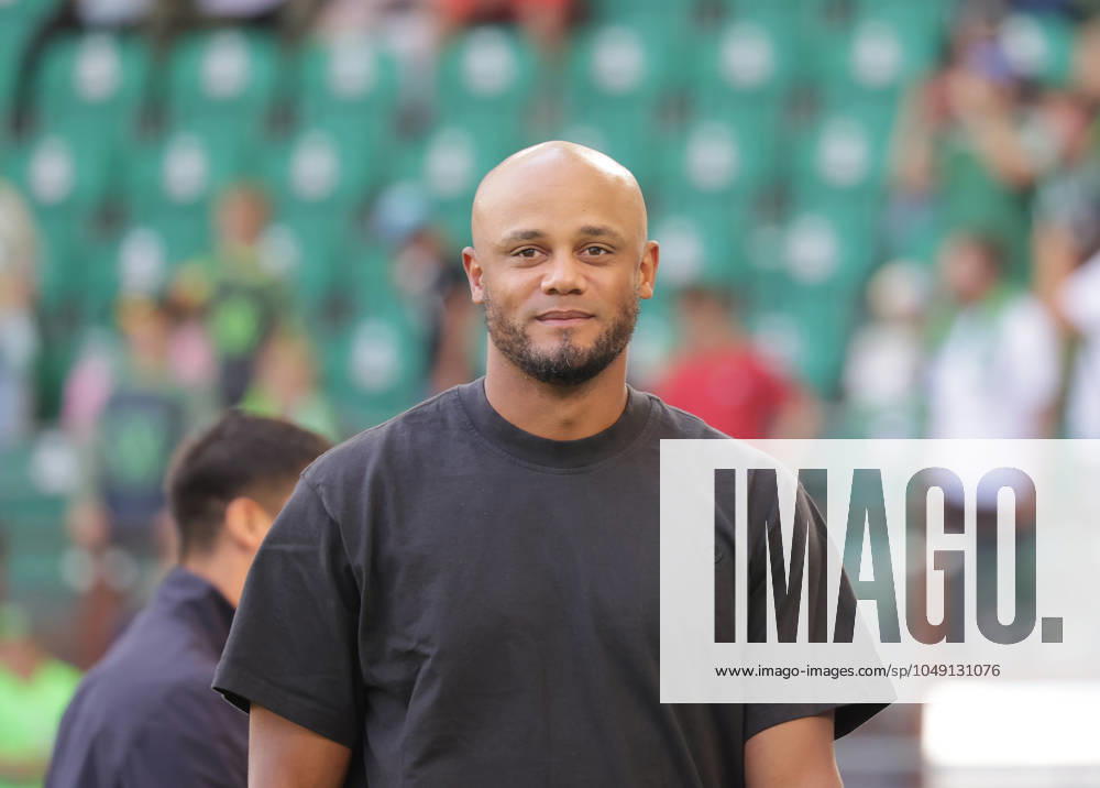 Head Coach Vincent Kompany FC Bayern Muenchen Football, Men, Season 2024 2025, 1 Liga, Bundesliga, Volkswagenarena, VfL Wolfsburg vs FC Bayern Muenchen, 2 3 DFL REGULATIONS PROHIBIT ANY USE OF PHOTOGRAPHS AS IMAGE SEQUENCES AND OR QUASI VIDEO