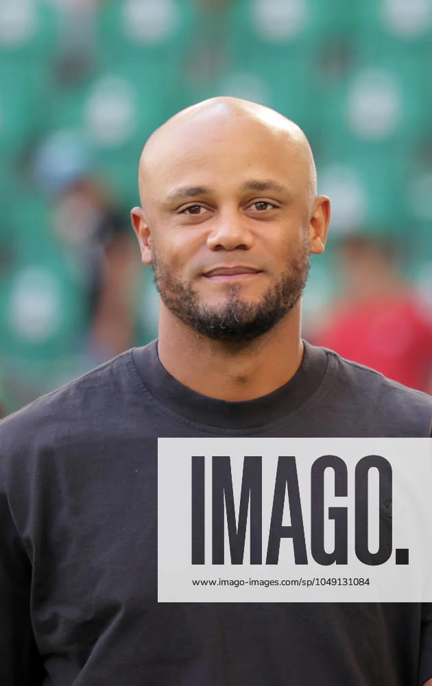 Head Coach Vincent Kompany FC Bayern Muenchen Football, Men, Season 2024 2025, 1 Liga, Bundesliga, Volkswagenarena, VfL Wolfsburg vs FC Bayern Muenchen, 2 3 DFL REGULATIONS PROHIBIT ANY USE OF PHOTOGRAPHS AS IMAGE SEQUENCES AND OR QUASI VIDEO