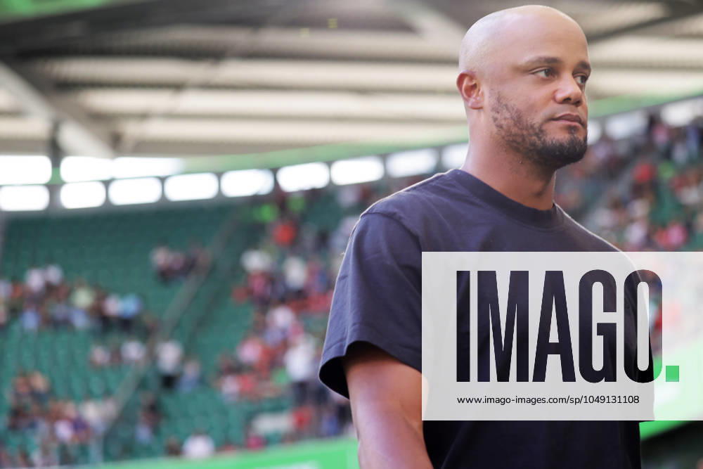 Head Coach Vincent Kompany FC Bayern Muenchen Football, Men, Season 2024 2025, 1 Liga, Bundesliga, Volkswagenarena, VfL Wolfsburg vs FC Bayern Muenchen, 2 3 DFL REGULATIONS PROHIBIT ANY USE OF PHOTOGRAPHS AS IMAGE SEQUENCES AND OR QUASI VIDEO