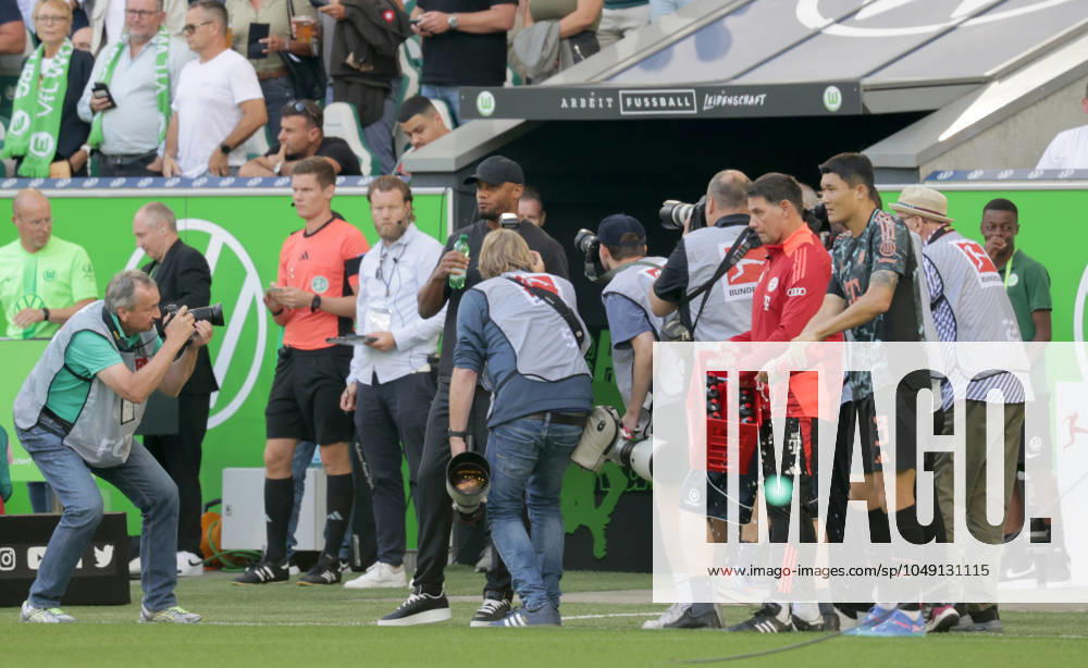 Head coach Vincent Kompany FC Bayern Muenchen in the focus of photographers Football, Men, Season 2024 2025, 1 Liga, Bundesliga, Volkswagenarena, VfL Wolfsburg vs FC Bayern Muenchen, 2 3 DFL REGULATIONS PROHIBIT ANY USE OF PHOTOGRAPHS AS IMAGE SEQUENCES AND OR QUASI VIDEO