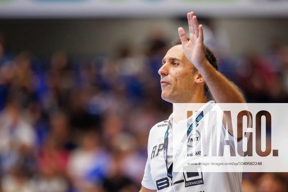 Roberto Garcia Parrondo MT Melsungen, Coach gestures GER, TBV Lemgo Lippe vs MT Melsungen, Handball, 1 Bundesliga, 1 Matchday, Season 2024 2025, 05 09 2024 GER, TBV Lemgo Lippe vs MT Melsungen, Handball, 1 Bundesliga, 1 Matchday, Season 2024 2025, 05 09 2024 Lemgo