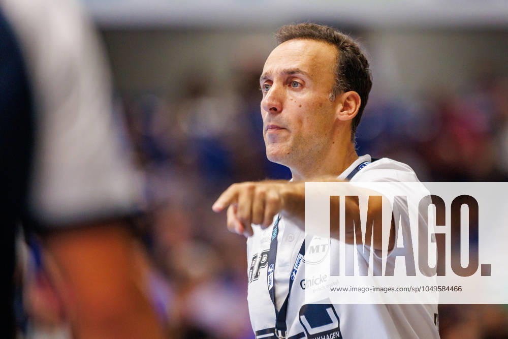 Roberto Garcia Parrondo MT Melsungen, Coach gestures GER, TBV Lemgo Lippe vs MT Melsungen, Handball, 1 Bundesliga, 1 Matchday, Season 2024 2025, 05 09 2024 GER, TBV Lemgo Lippe vs MT Melsungen, Handball, 1 Bundesliga, 1 Matchday, Season 2024 2025, 05 09 2024 Lemgo