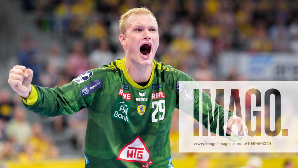 David Späth goalkeeper, RNL, 29 , Rhein Neckar Löwen player, single image, single photo, action, jubilation, jubilant, celebration, joy, rejoice, rejoicing, confident, optimistic, positive, game scene, action, 05 09 2024, Mannheim Germany , Handball, Bundesliga, Rhein Neckar Löwen THW Kiel