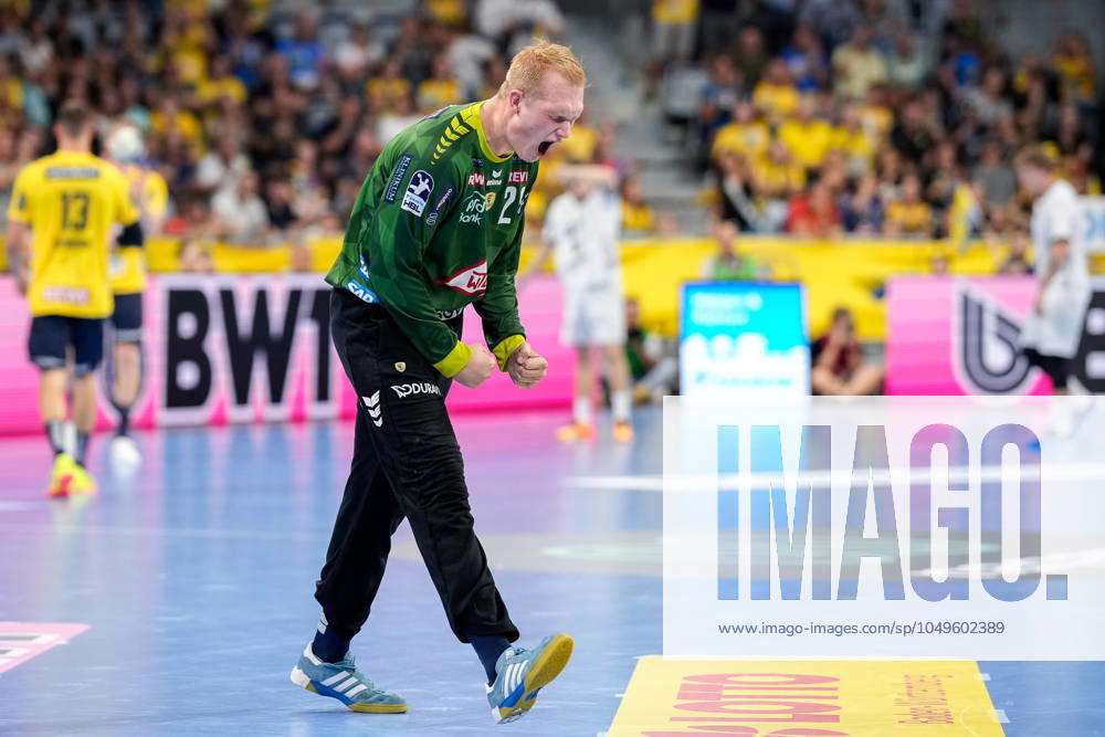 David Späth goalkeeper, RNL, 29 , player of Rhein Neckar Löwen, cropped, full body, single picture, single photo, action, action, cheer, cheers, celebration, joy, rejoice, rejoicing, confident, optimistic, positive, game scene, 05 09 2024, Mannheim Germany , Handball, Bundesliga, Rhein Neckar Löwen THW Kiel