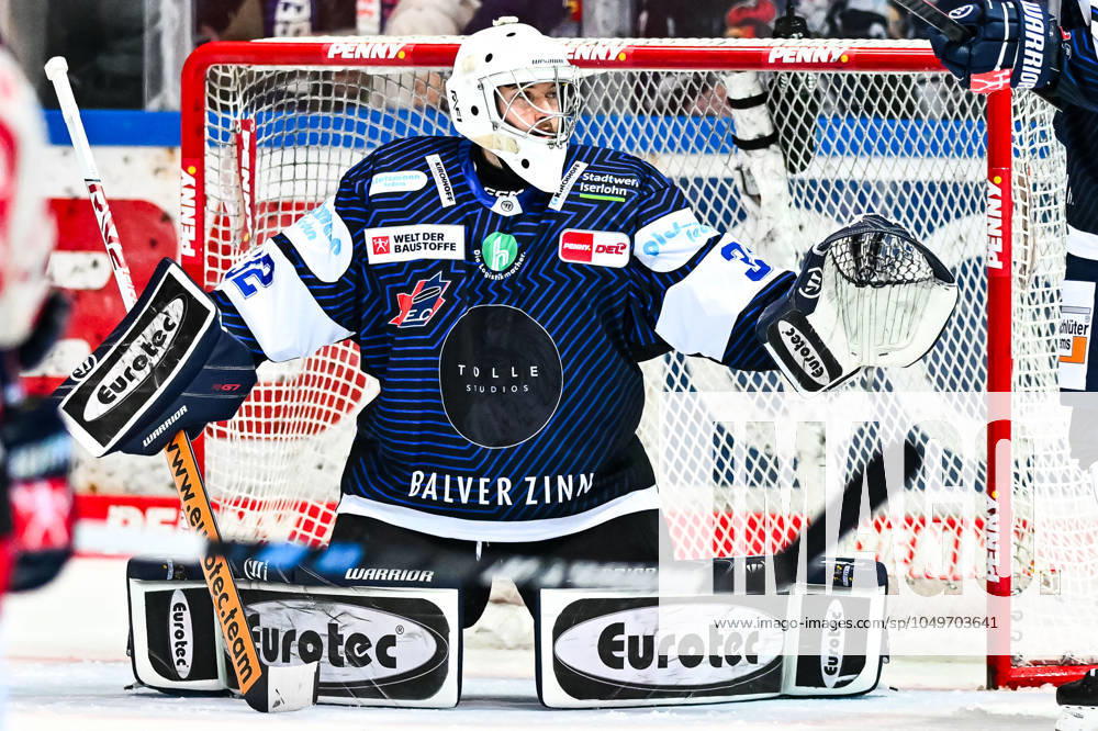 Hendrik Hane Iserlohn Roosters, 32 holds the puck, GER, Iserlohn Roosters vs EC Bad Nauheim, Ice field hockey, Test match, 2023 2024 season, 08 09 2024, GER, Iserlohn Roosters vs EC Bad Nauheim, Ice field hockey, Test match, 2024 2025 season, 08 09 2024 Iserlohn