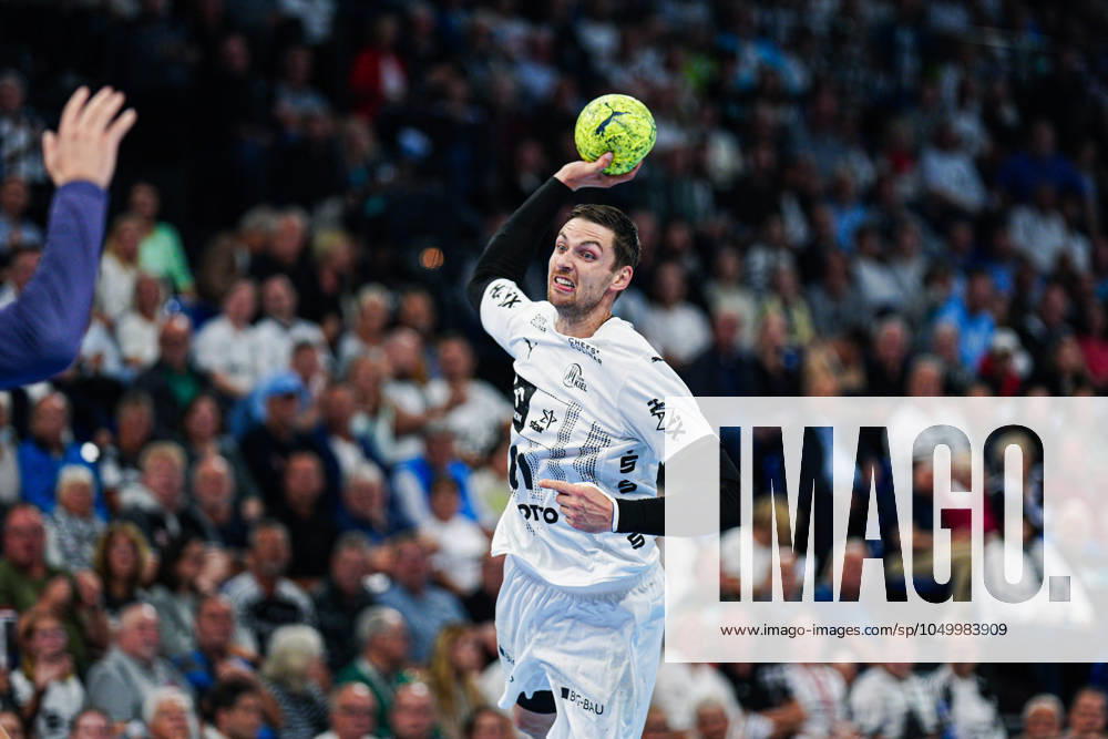 Throw Goal Hendrik Pekeler THW Kiel, 61 GER, THW Kiel vs Frisch Auf Goeppingen, Handball, Bundesliga, Matchday, 2, Season 2024 2025, 12 09 2024 GER, THW Kiel vs Frisch Auf Goeppingen, Handball, Bundesliga, Matchday, 2, Season 2024 2025, 12 09 2024 Kiel