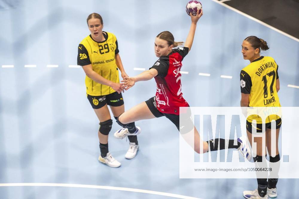 HANDBALL WOMEN 1 BUNDESLIGA 2 GAME DAY THC BORUSSIA DORTMUND 13 09 2024 Bad Langensalza Handball Women 1 Bundesliga Women Season 2024 2025 Salzhalle 2 Matchday Thüringer HC Borussia Dortmund in photo Anna Szabo 28 Thüringer HC in duel with Alicia Langer 17 Borussia Dortmund and Emma Olsson 29 Borussia Dortmund Germany Thuringia Bad Langensalza Copyright SaschaxFromm