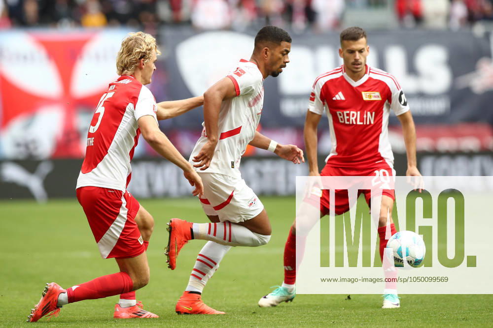 Fussball 1 Bundesliga, RB Leipzig 1 FC Union Berlin, v l Tom Rothe Union Berlin, 15 , Benjamin Henrichs Leipzig Zweikampf, Duell, Kampf, tackle Zweikampf, Duell, Kampf, tackle Leipzig