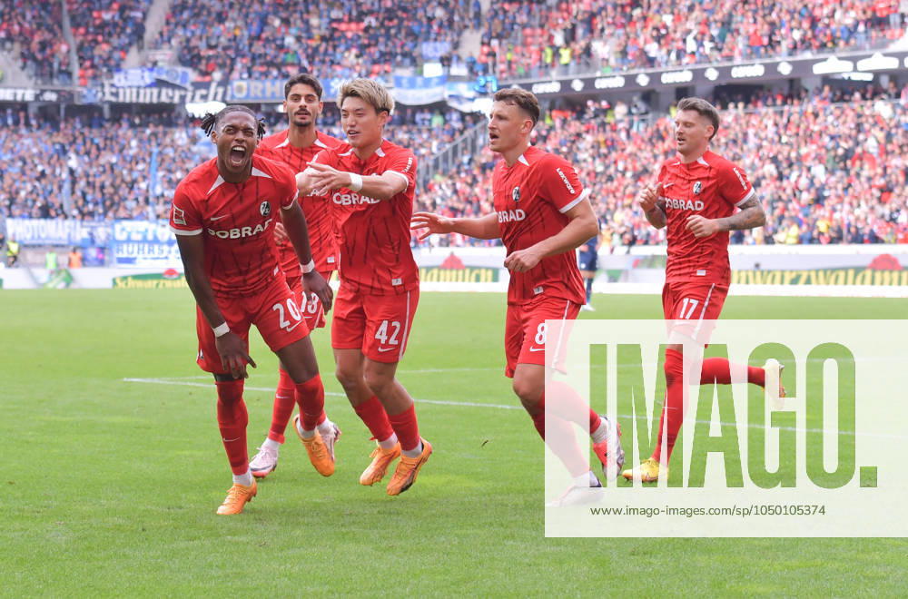 Fußball 1 Bundesliga, SC Freiburg VfL Bochum, v l Junior Adamu SC Freiburg , Goal scored, Tor zum 2 1, celebrate the goal, Torjubel , Jubel, jubeln, jubelt, Freiburg
