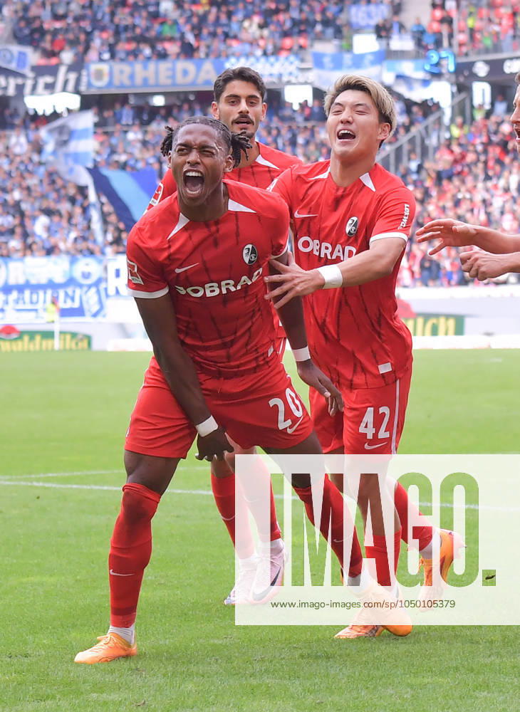 Fußball 1 Bundesliga, SC Freiburg VfL Bochum, v l Junior Adamu SC Freiburg , Goal scored, Tor zum 2 1, celebrate the goal, Torjubel , Jubel, jubeln, jubelt, Eren Dinkci SC Freiburg , Ritsu Doan SC Freiburg Freiburg