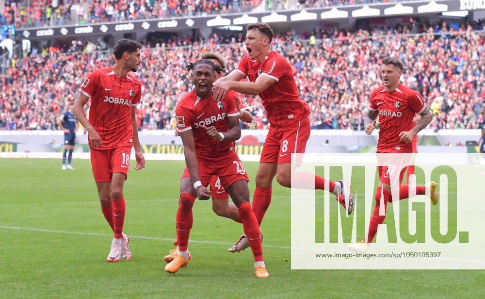Fußball 1 Bundesliga, SC Freiburg VfL Bochum, v l Junior Adamu SC Freiburg , Goal scored, Tor zum 2 1, celebrate the goal, Torjubel , Jubel, jubeln, jubelt, Freiburg