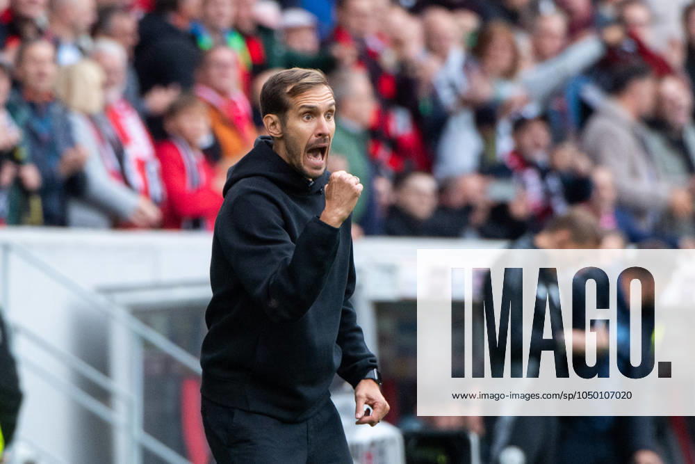 Julian Schuster SC Freiburg, Coach celebrates the goal for 2 1, GER, SC Freiburg SCF vs VfL Bochum BOC , Soccer Bundesliga, Matchday 3, Season 2024 2025, 14 09 2024 DFB DFL regulations prohibit any use of photographs as image sequences and or quasi video GER, SC Freiburg SCF vs VfL Bochum BOC , Soccer Bundesliga, Matchday 3, Season 2024 2025, 14 09 2024 Freiburg
