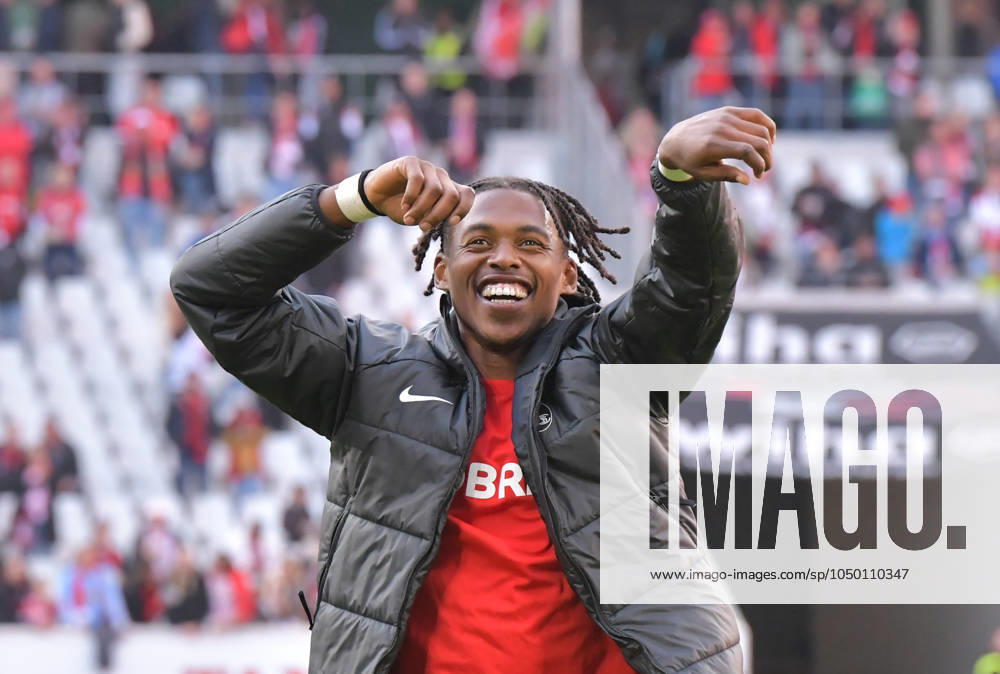 Soccer 1 Bundesliga, SC Freiburg VfL Bochum, v l Junior Adamu SC Freiburg , celebrates the victory with the fans Freiburg