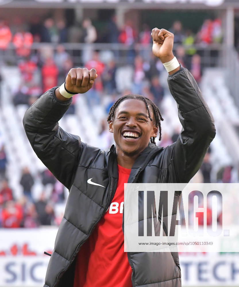 Soccer 1 Bundesliga, SC Freiburg VfL Bochum, v l Junior Adamu SC Freiburg , celebrates the victory with the fans Freiburg