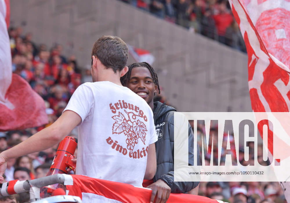 Soccer 1 Bundesliga, SC Freiburg VfL Bochum, v l Junior Adamu SC Freiburg , celebrates the victory with the fans Freiburg