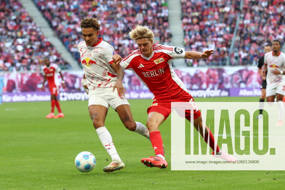 Soccer 1 Bundesliga, RB Leipzig 1 FC Union Berlin, v l Antonio Nusa Leipzig, 7 , Tom Rothe Union Berlin, 15 Zweikampf, Duell, Kampf, tackle Leipzig
