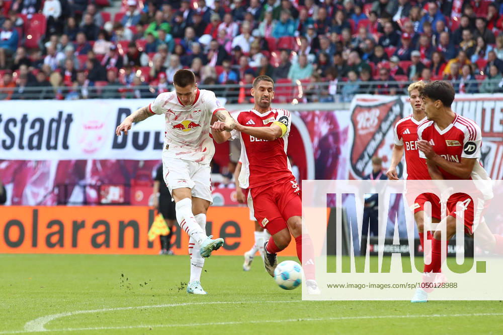 Soccer 1 Bundesliga, RB Leipzig 1 FC Union Berlin, v l Benjamin Sesko Leipzig, 30 , Rani Khedira Union Berlin, 8 duel, fight, tackle shoots the ball on goal, shot on goal, shot Leipzig
