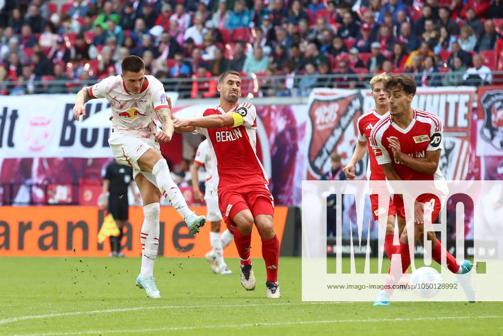 Soccer 1 Bundesliga, RB Leipzig 1 FC Union Berlin, v l Benjamin Sesko Leipzig, 30 , Rani Khedira Union Berlin, 8 duel, fight, tackle shoots the ball on goal, shot on goal, shot Leipzig