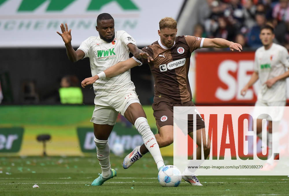 Fussball 1 Bundesliga, FC Augsburg FC St Pauli, v l Frank Ogochukwu Onyeka FC Augsburg , Carlo Boukhalfa FC St Pauli Zweikampf, Aktion, action, battle for the ball Augsburg