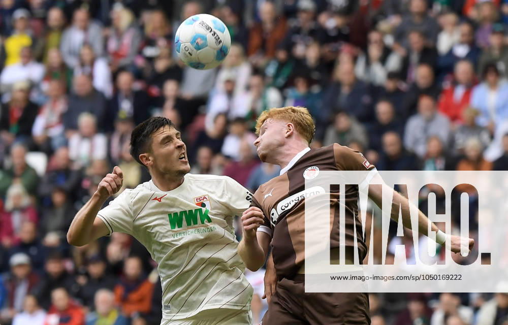 Fussball 1 Bundesliga, FC Augsburg FC St Pauli, v l Keven Schlotterbeck FC Augsburg , Robert Wagner FC St Pauli Zweikampf, Aktion, action, battle for the ball Augsburg