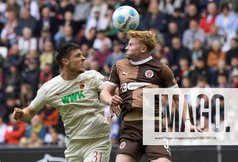 Fussball 1 Bundesliga, FC Augsburg FC St Pauli, v l Keven Schlotterbeck FC Augsburg , Robert Wagner FC St Pauli Zweikampf, Aktion, action, battle for the ball Augsburg