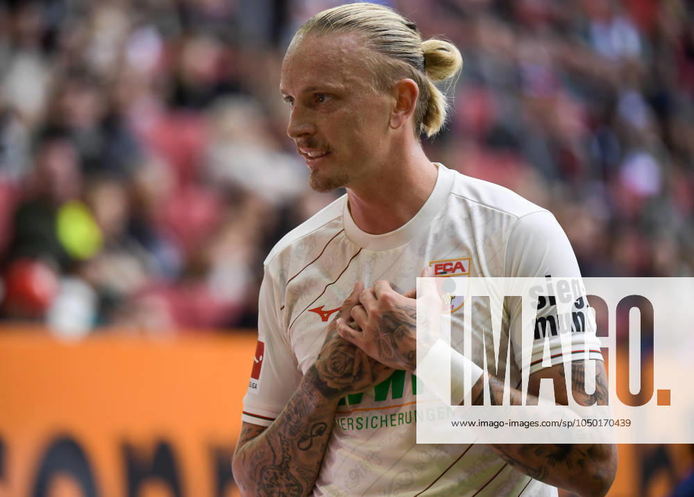 Fussball 1 Bundesliga, FC Augsburg FC St Pauli, v l Marius Wolf FC Augsburg gives instructions, gesticulates with arms, gesticulate, gives instructions Augsburg