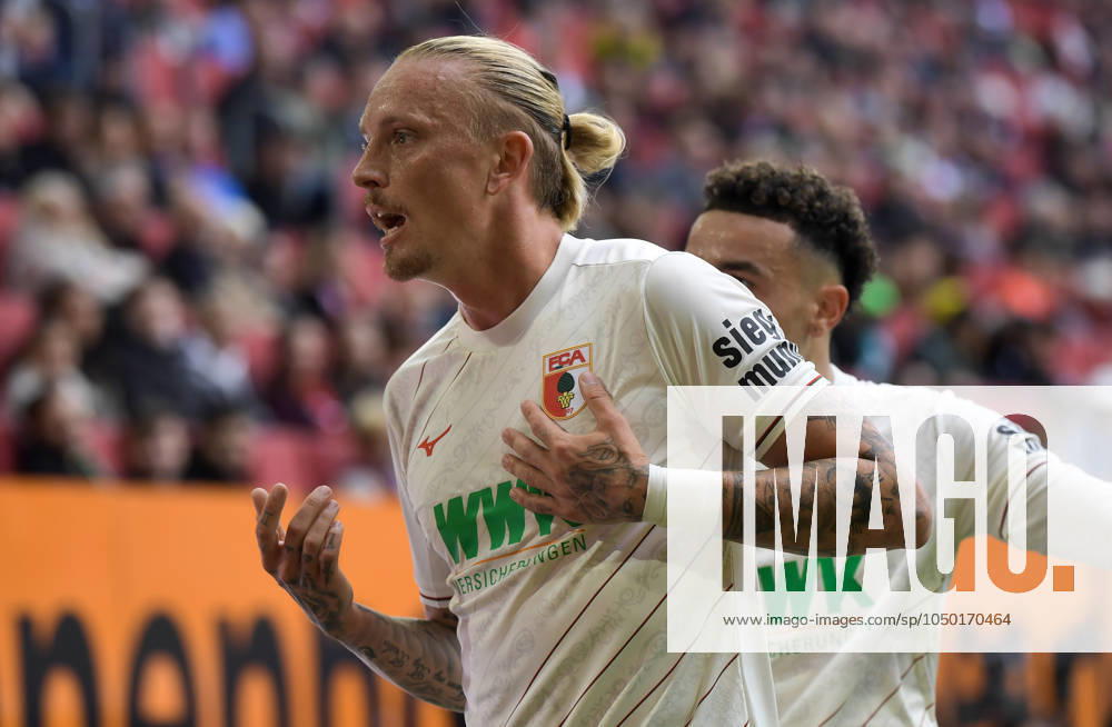Fussball 1 Bundesliga, FC Augsburg FC St Pauli, v l Marius Wolf FC Augsburg gives instructions, gesticulates with arms, gesticulate, gives instructions Augsburg