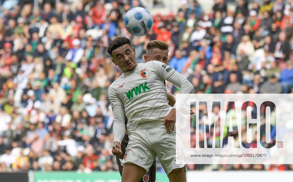 Fussball 1 Bundesliga, FC Augsburg FC St Pauli, v l Ruben Vargas FC Augsburg , Johannes Eggestein FC St Pauli Zweikampf, Aktion, action, battle for the ball Augsburg