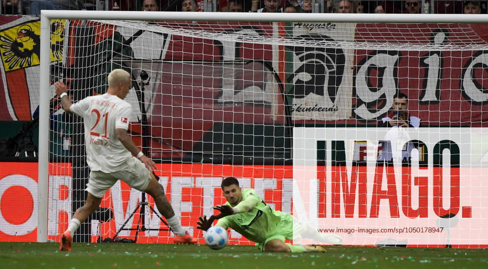 Fussball 1 Bundesliga, FC Augsburg FC St Pauli, v l Phillip Tietz FC Augsburg , Nikola Vasilj FC St Pauli Zweikampf, Aktion, action, battle for the ball Augsburg