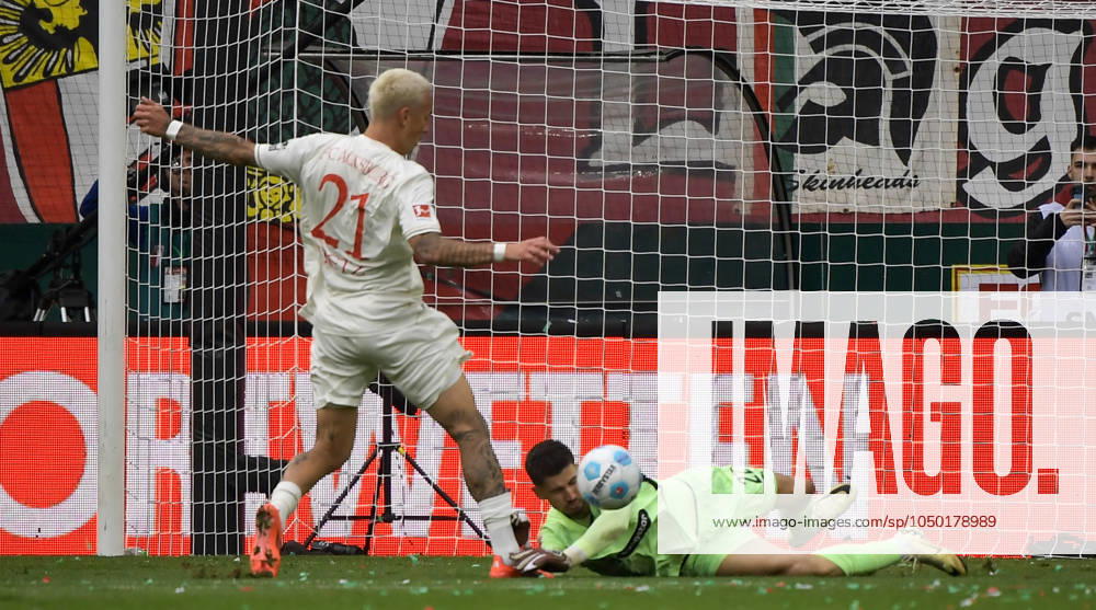 Fussball 1 Bundesliga, FC Augsburg FC St Pauli, v l Phillip Tietz FC Augsburg , Nikola Vasilj FC St Pauli Zweikampf, Aktion, action, battle for the ball Augsburg