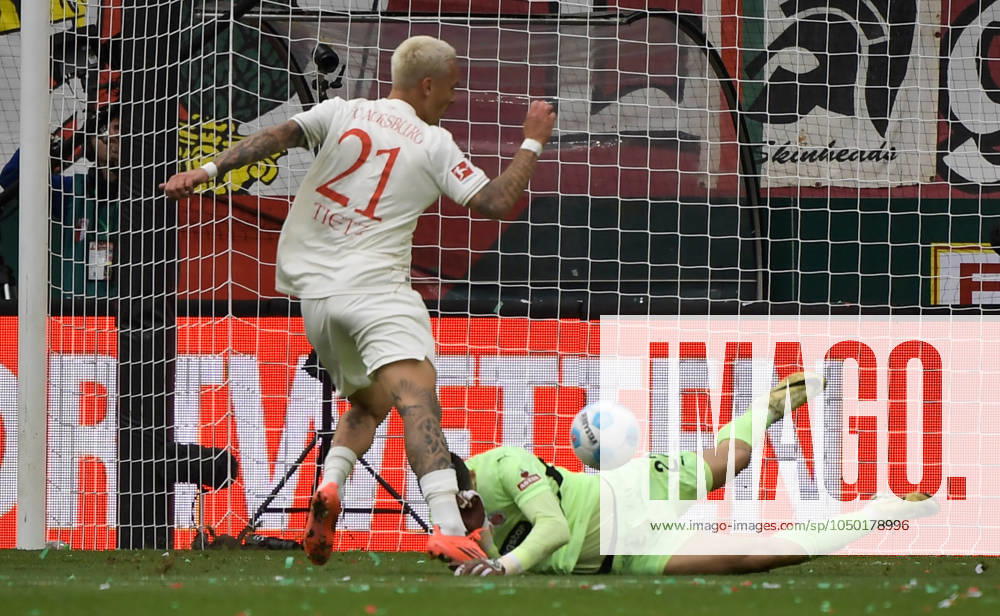 Fussball 1 Bundesliga, FC Augsburg FC St Pauli, v l Phillip Tietz FC Augsburg , Nikola Vasilj FC St Pauli Zweikampf, Aktion, action, battle for the ball Augsburg