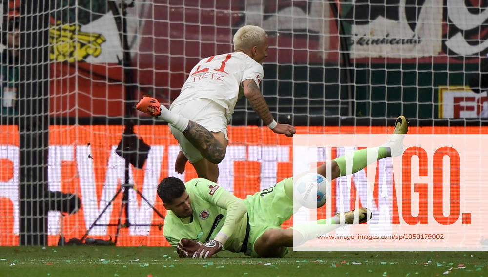 Fussball 1 Bundesliga, FC Augsburg FC St Pauli, v l Phillip Tietz FC Augsburg , Nikola Vasilj FC St Pauli Zweikampf, Aktion, action, battle for the ball Augsburg