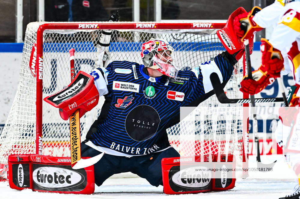 Andreas Andy Jenike Iserlohn Roosters, 92 holds the puck, GER, Iserlohn Roosters vs Düsseldorfer EG, ice hockey, test match, 2023 2024 season, 15 09 2024, GER, Iserlohn Roosters vs Düsseldorfer EG, ice hockey, test match, 2024 2025 season, 15 09 2024 Iserlohn