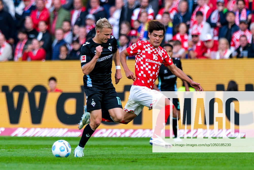 Marco Gruell SV Werder Bremen, 17 in duel with Kaishu Sano 1 FSV Mainz 05, 06 , GER, 1 FSV Mainz 05 vs SV Werder Bremen, Soccer, 1 Bundesliga, Matchday 3, Season 2024 2025, 15 09 2024 GER, 1 FSV Mainz 05 vs SV Werder Bremen, Football, 1 Bundesliga, Matchday 3, Season 2024 2025, 15 09 2024 Mainz