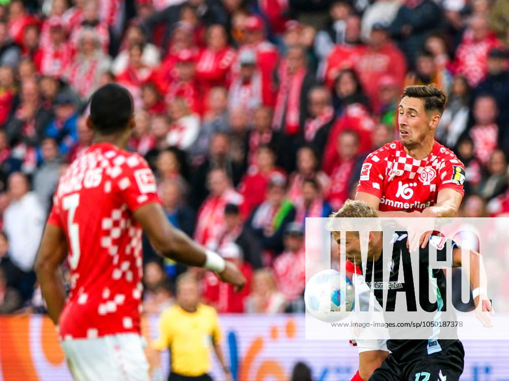 Marco Gruell SV Werder Bremen, 17 in duel with Dominik Kohr 1 FSV Mainz 05, 31 , before Moritz Jenz 1 FSV Mainz 05, 03 , GER, 1 FSV Mainz 05 vs SV Werder Bremen, Soccer, 1 Bundesliga, Matchday 3, Season 2024 2025, 15 09 2024 GER, 1 FSV Mainz 05 vs SV Werder Bremen, Football, 1 Bundesliga, Matchday 3, Season 2024 2025, 15 09 2024 Mainz