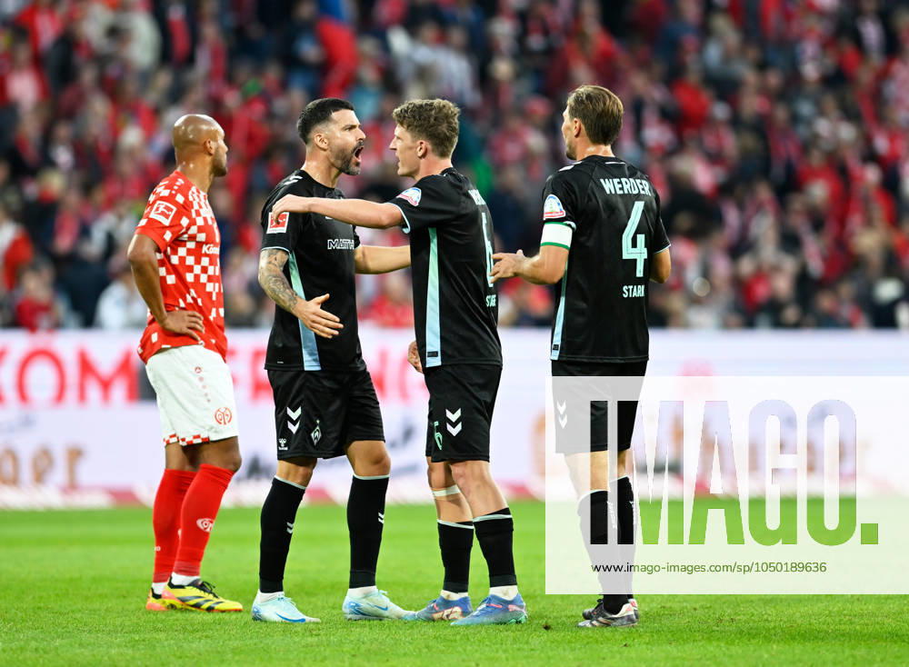 Soccer Bundesliga Season 2024 2025 Mewa Arena Mainz 15 09 2024 1 FSV Mainz 05 mz SV Werder Bremen wb 1 2 Cheering after the end of the match, v li Karim ONISIWO 1 FSV Mainz 05 , Romano SCHMID SV Werder Bremen , Jens STAGE SV Werder Bremen and Niklas STARK SV Werder Bremen DFL REGULATIONS PROHIBIT ANY USE OF PHOTOGRAPHS AS IMAGE SEQUENCES AND OR QUASI VIDEO NATIONAL AND INTERNATIONAL NEWS AGENCIES OUT Soccer Bundesliga 1 FSV Mainz 05