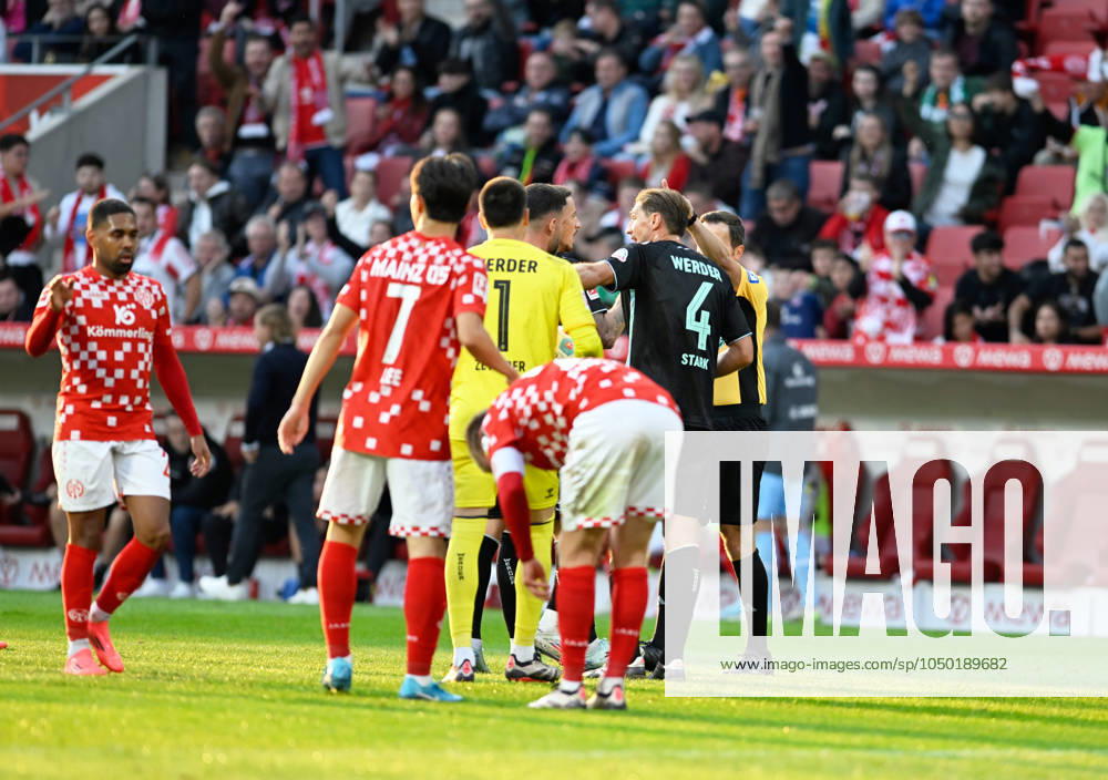 Soccer Bundesliga Season 2024 2025 Mewa Arena Mainz 15 09 2024 1 FSV Mainz 05 mz SV Werder Bremen wb 1 2 Marco FRIEDL SV Werder Bremen , mi, is sent off by referee Benjamin BRAND DFL REGULATIONS PROHIBIT ANY USE OF PHOTOGRAPHS AS IMAGE SEQUENCES AND OR QUASI VIDEO NATIONAL AND INTERNATIONAL NEWS AGENCIES OUT Soccer Bundesliga 1 FSV Mainz 05