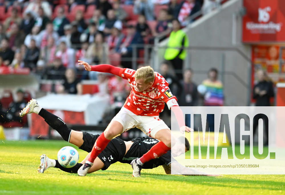 Soccer Bundesliga Season 2024 2025 Mewa Arena Mainz 15 09 2024 1 FSV Mainz 05 mz SV Werder Bremen wb 1 2 Jonathan BURKARDT 1 FSV Mainz 05 , fouled in front by Marco FRIEDL SV Werder Bremen DFL REGULATIONS PROHIBIT ANY USE OF PHOTOGRAPHS AS IMAGE SEQUENCES AND OR QUASI VIDEO NATIONAL AND INTERNATIONAL NEWS AGENCIES OUT Soccer Bundesliga 1 FSV Mainz 05