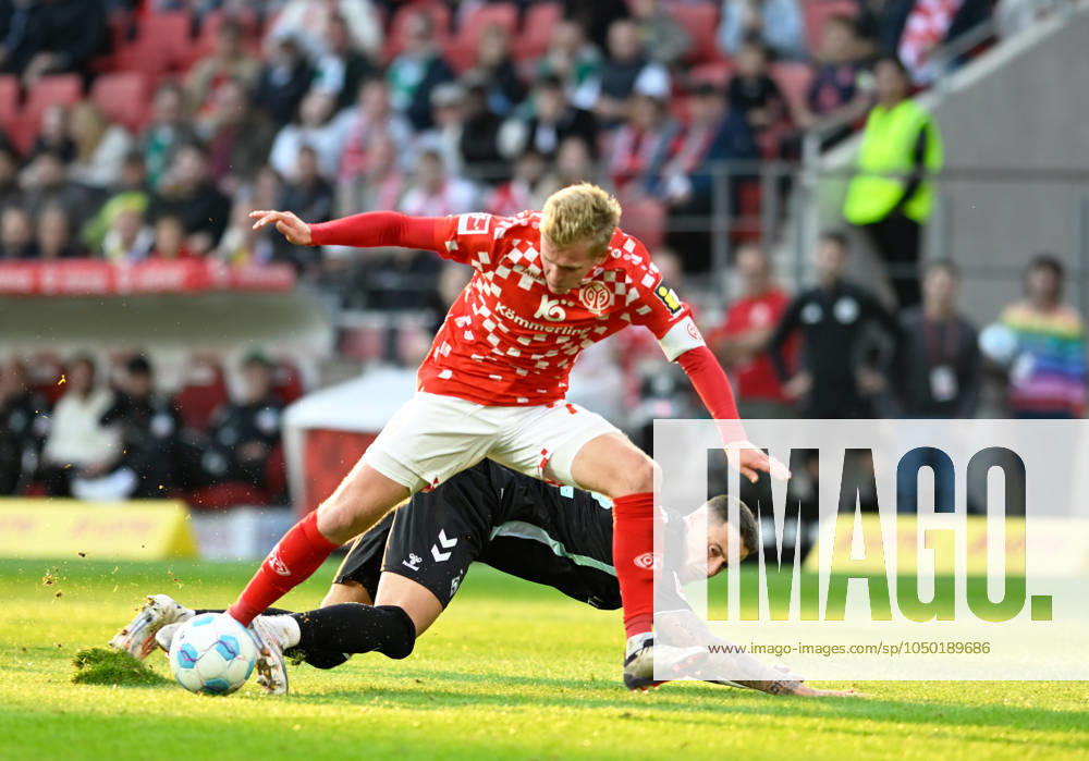 Soccer Bundesliga Season 2024 2025 Mewa Arena Mainz 15 09 2024 1 FSV Mainz 05 mz SV Werder Bremen wb 1 2 Jonathan BURKARDT 1 FSV Mainz 05 , fouled in front by Marco FRIEDL SV Werder Bremen DFL REGULATIONS PROHIBIT ANY USE OF PHOTOGRAPHS AS IMAGE SEQUENCES AND OR QUASI VIDEO NATIONAL AND INTERNATIONAL NEWS AGENCIES OUT Soccer Bundesliga 1 FSV Mainz 05