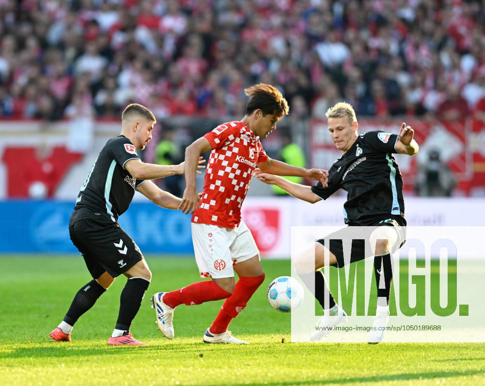 Soccer Bundesliga Season 2024 2025 Mewa Arena Mainz 15 09 2024 1 FSV Mainz 05 mz SV Werder Bremen wb 1 2 V li Anthony JUNG SV Werder Bremen , Kaishu SANO mz , Senne LYNEN SV Werder Bremen DFL REGULATIONS PROHIBIT ANY USE OF PHOTOGRAPHS AS IMAGE SEQUENCES AND OR QUASI VIDEO NATIONAL AND INTERNATIONAL NEWS AGENCIES OUT Soccer Bundesliga 1 FSV Mainz 05