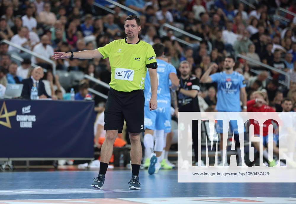 HC Zagreb v Aalborg Handbold - EHF Champions League ZAGREB, CROATIA - SEPTEMBER 18: Referee Jiri Novotny during EHF Champions League Group Phase match between HC Zagreb and Aalborg Handbold at Arena Zagreb on September 18, 2024 in Zagreb, Croatia. SanjinxStrukic PIXSELL