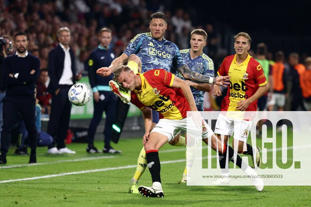 DEVENTER - (l-r) Joris Kramer of Go Ahead Eagles, Wout Weghorst of Ajax during the Dutch Eredivisie match between Go Ahead Eagles and Ajax at De Adelaarshorst on Sept. 21, 2024 in Deventer, Netherlands. ANP VINCENT JANNINK Dutch Eredivisie 2024 25 ANPxSportx IVx 509042912 originalFilename: 509042912